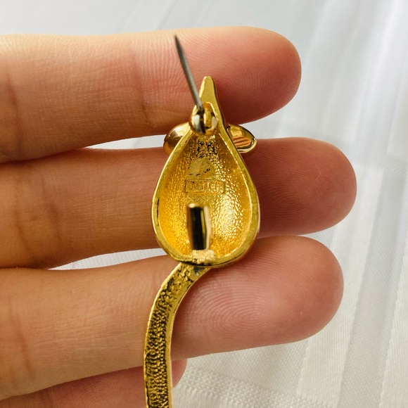 Vintage Butler signed mouse with a swinging tail brooch.Emerald green st… - Picture 9 of 11